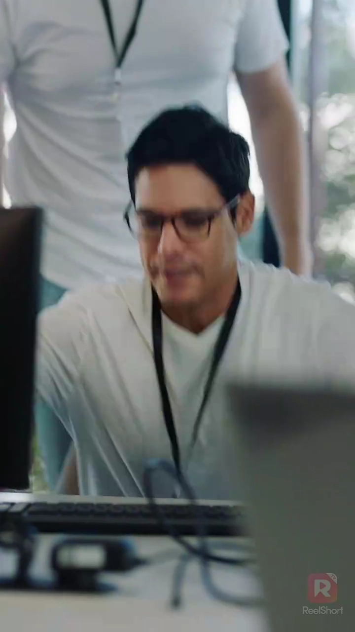 [吹き替え] クビになった後、 敵社で逆襲を誓う写真