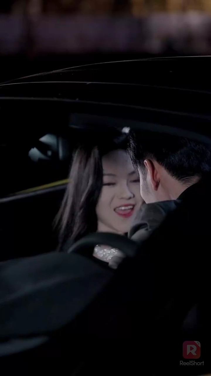 「貧乏女」だと！？ 正体は超エリート令嬢写真