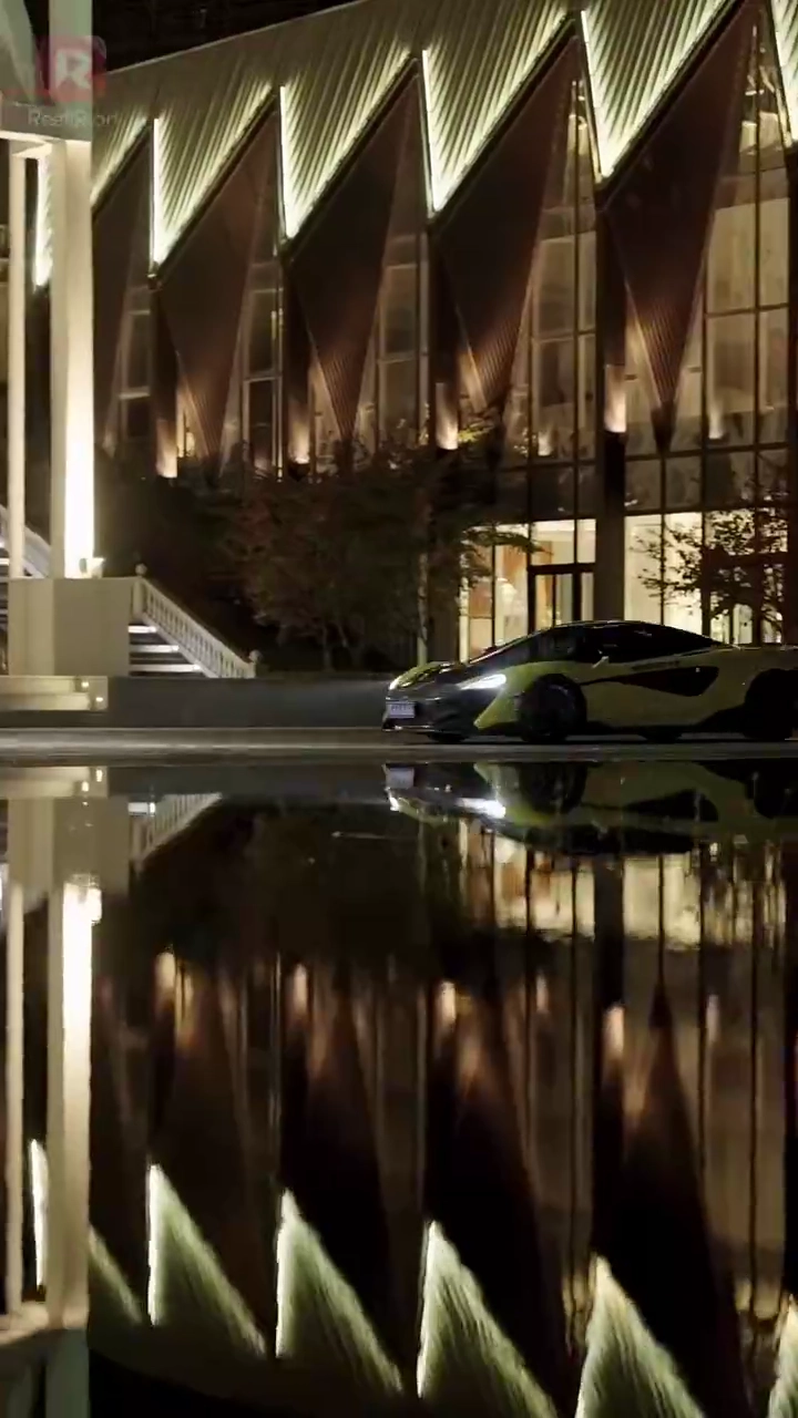 「貧乏女」だと！？ 正体は超エリート令嬢写真