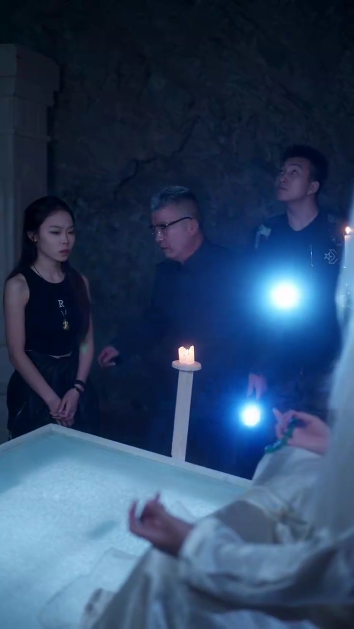 先祖が戻って彼を救う写真