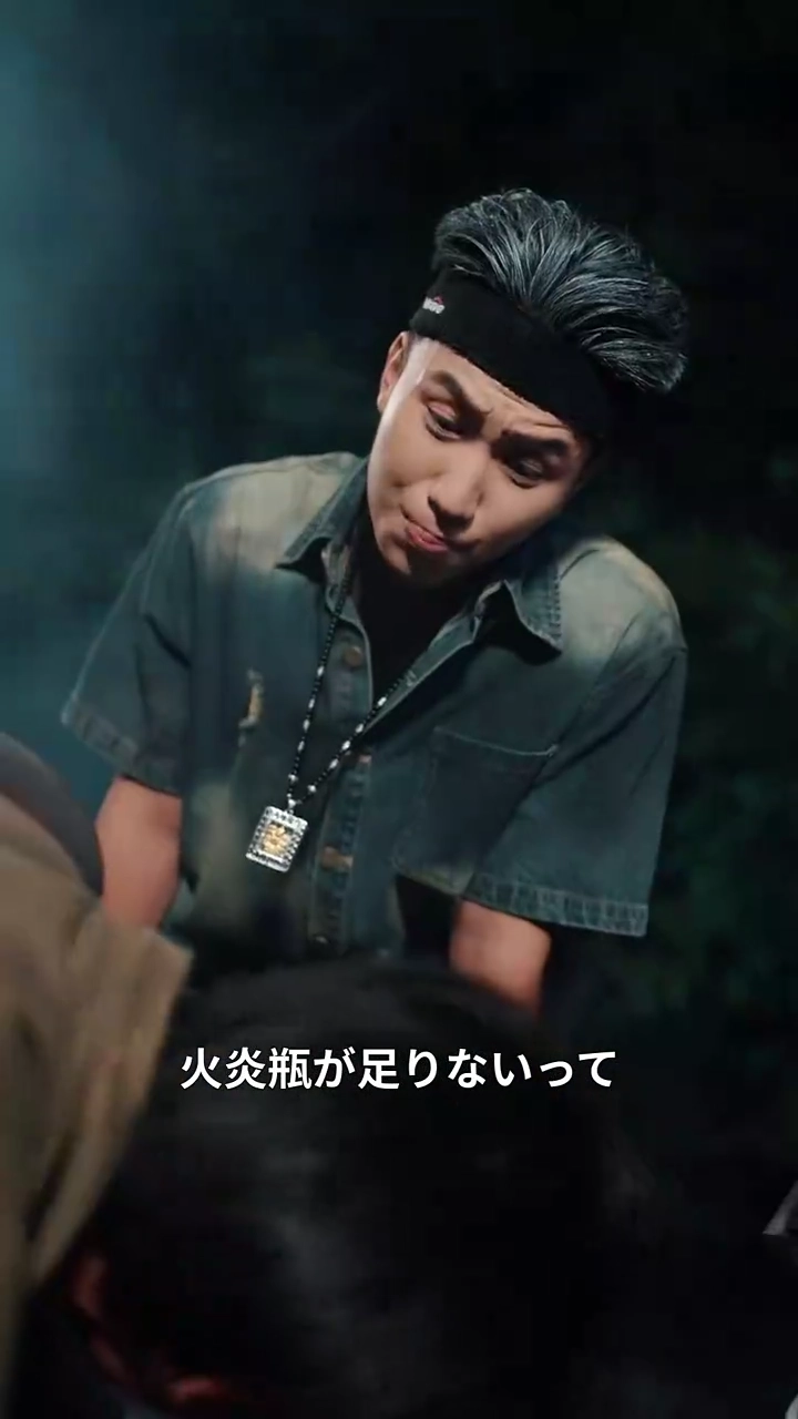 背中を押した手写真