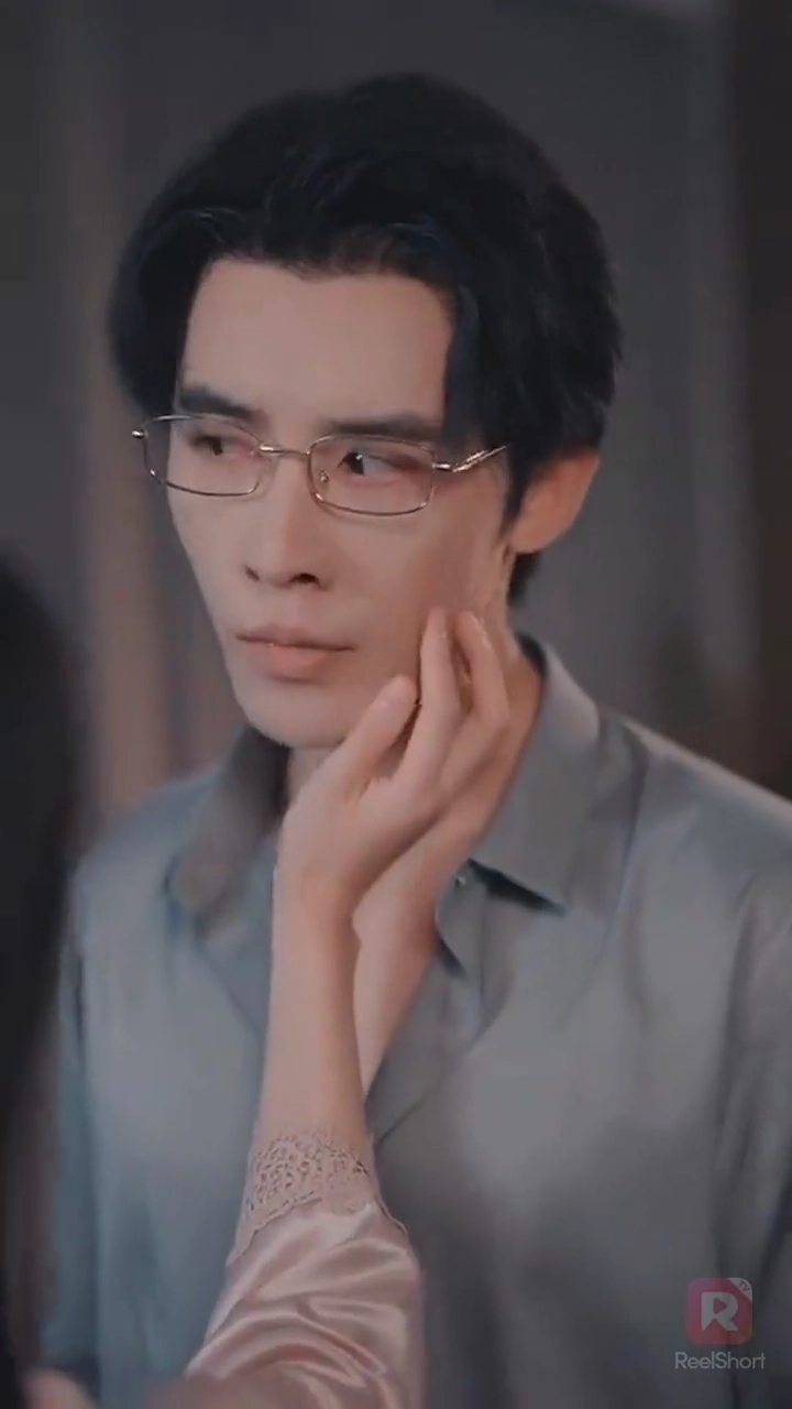 逃げたCEOの妻と双子写真