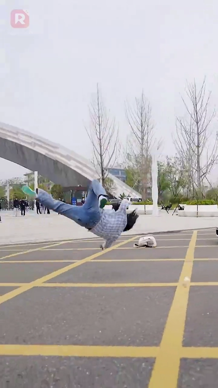 イケメンに吹っ飛ばされ、私を追いかける？写真