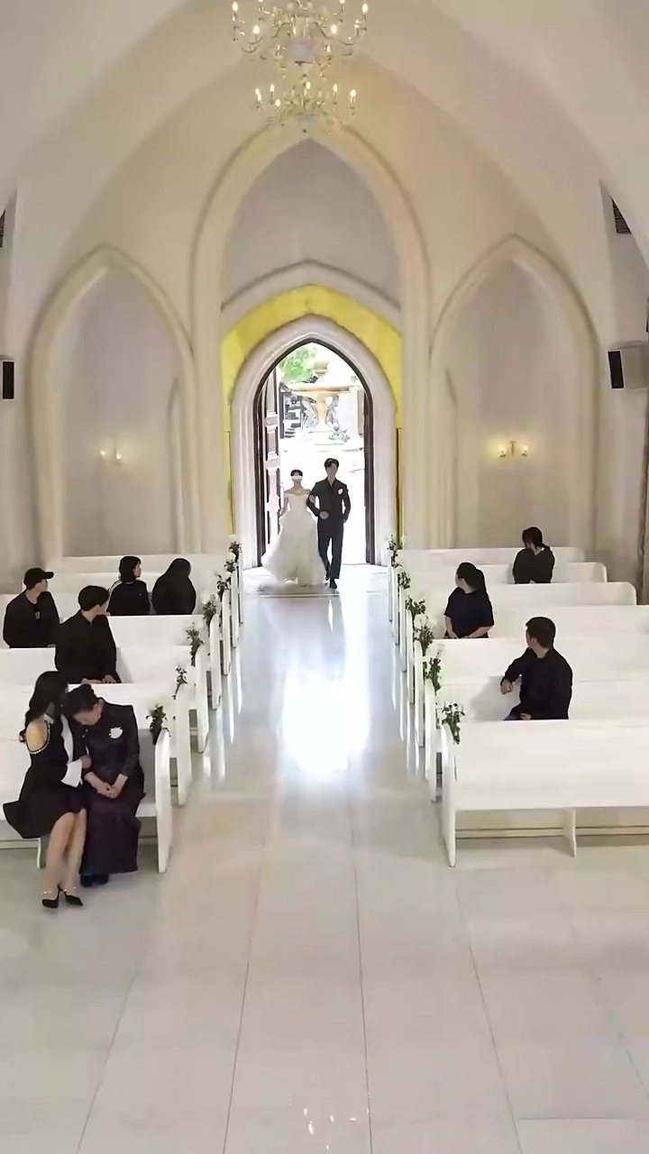 The CEO's Pitiful WifePhoto