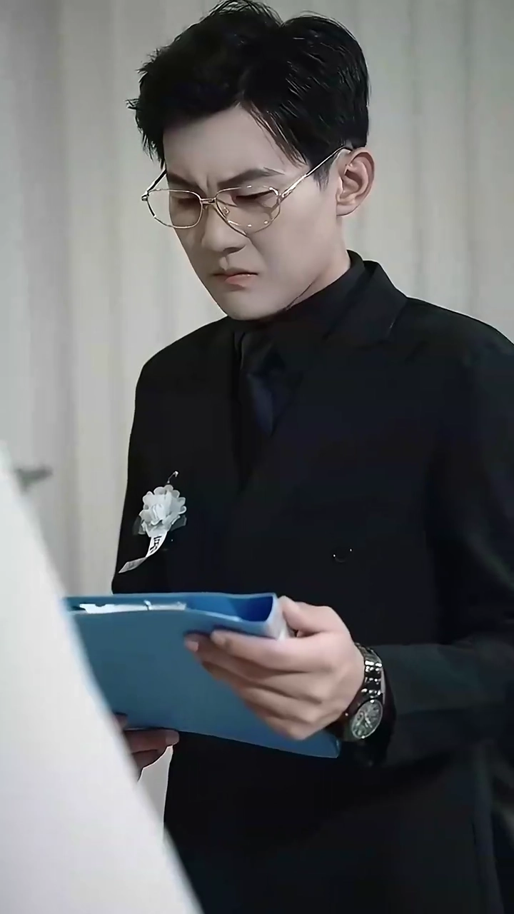 Behind Her EyesPhoto