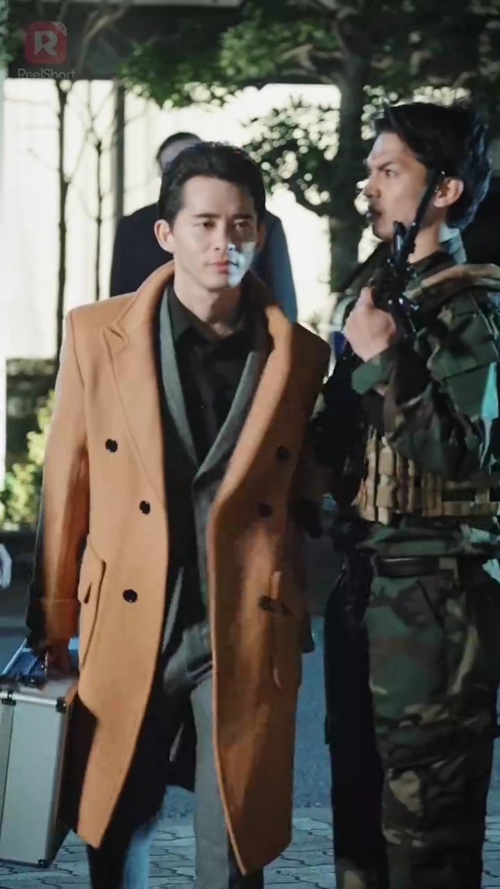 銃と金とクリスマス写真