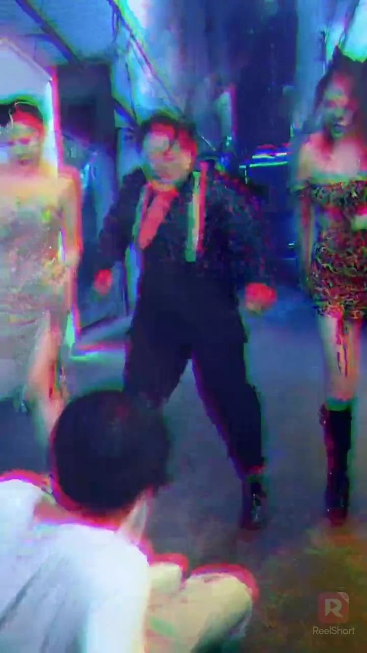 彼と、妖艶な美貌を持つ「魔猫」の秘密…写真