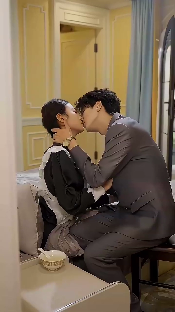 Kamu Pilih Pembantu, Aku Pilih Miliarderfoto