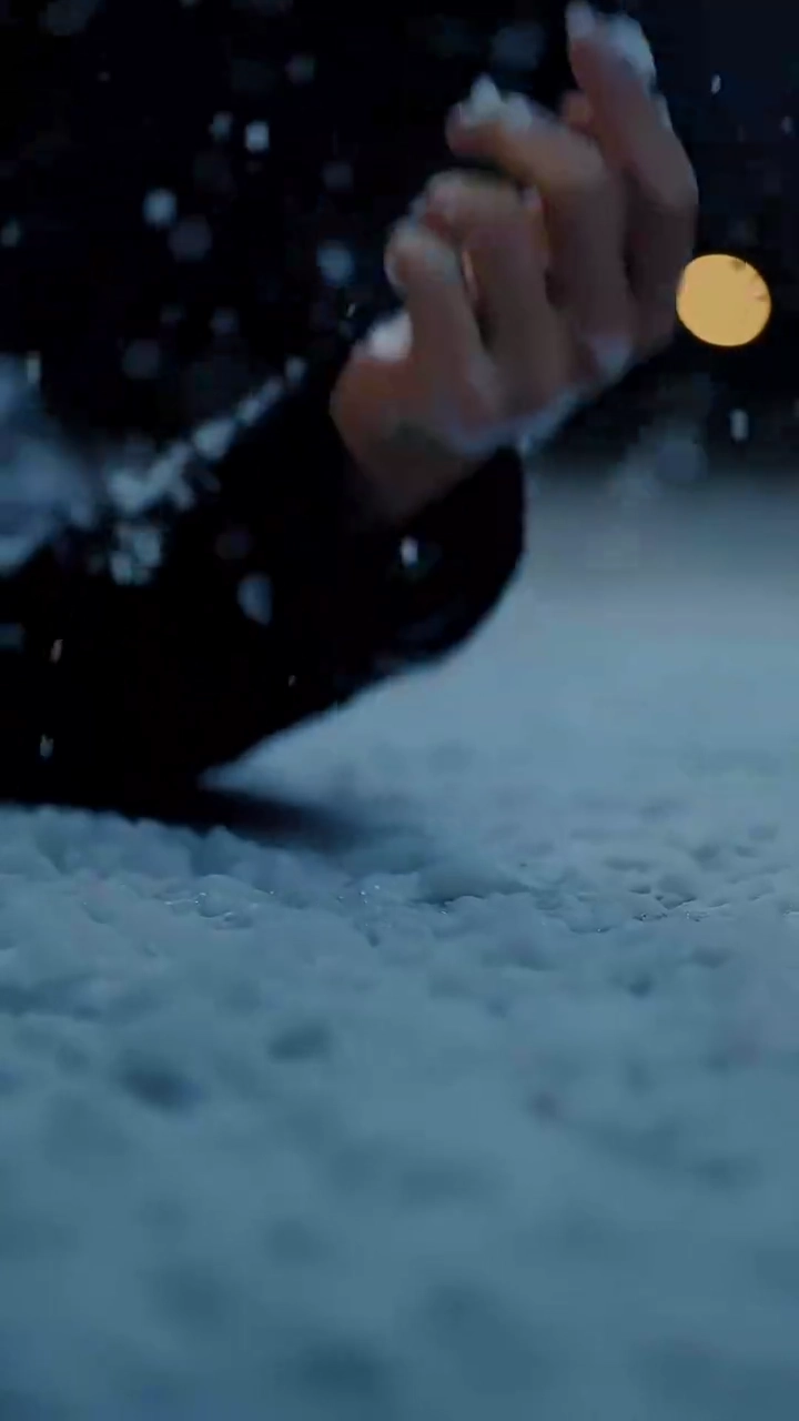 元カノが見上げるその先に写真