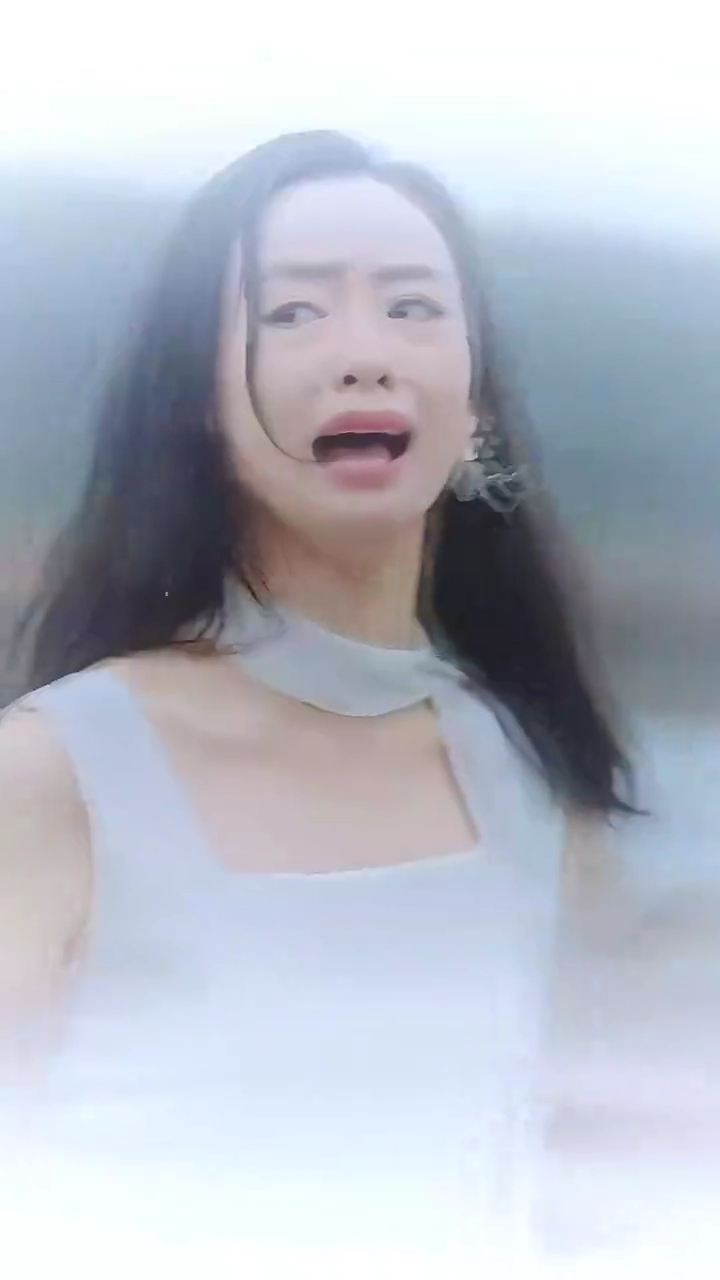 葬儀で微笑む女写真