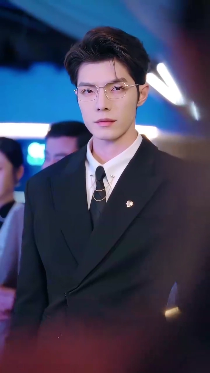 When A Ghost CEO Becomes My Invisible BoyfriendPhoto