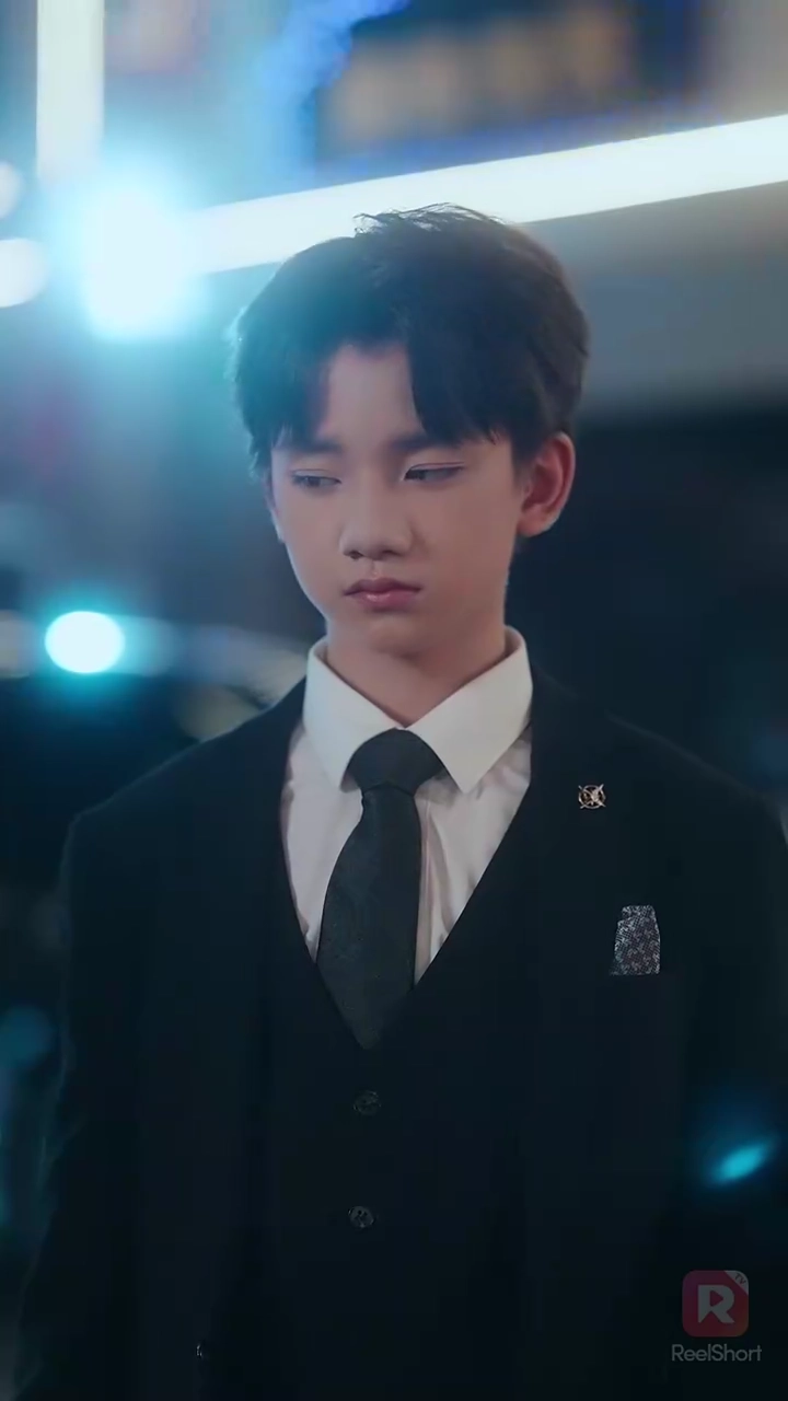 大富豪の妻は幼馴染ちゃん写真